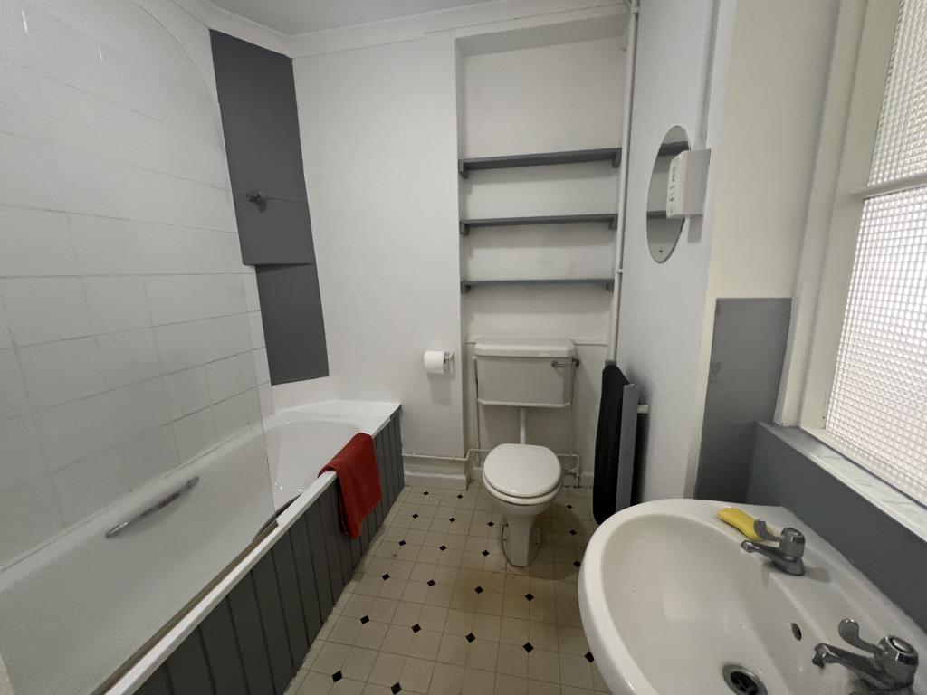 Lot: 91 - GROUND FLOOR FLAT FOR UPDATING - Bathroom at Flat 2 Highclyffe Court